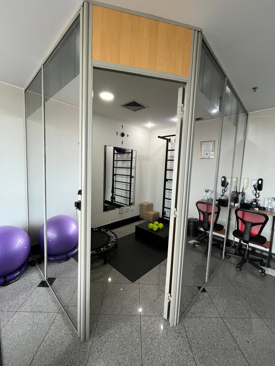 Sala de Pilates com aparelhos Reformer na Clínica By Life Tucuruvi