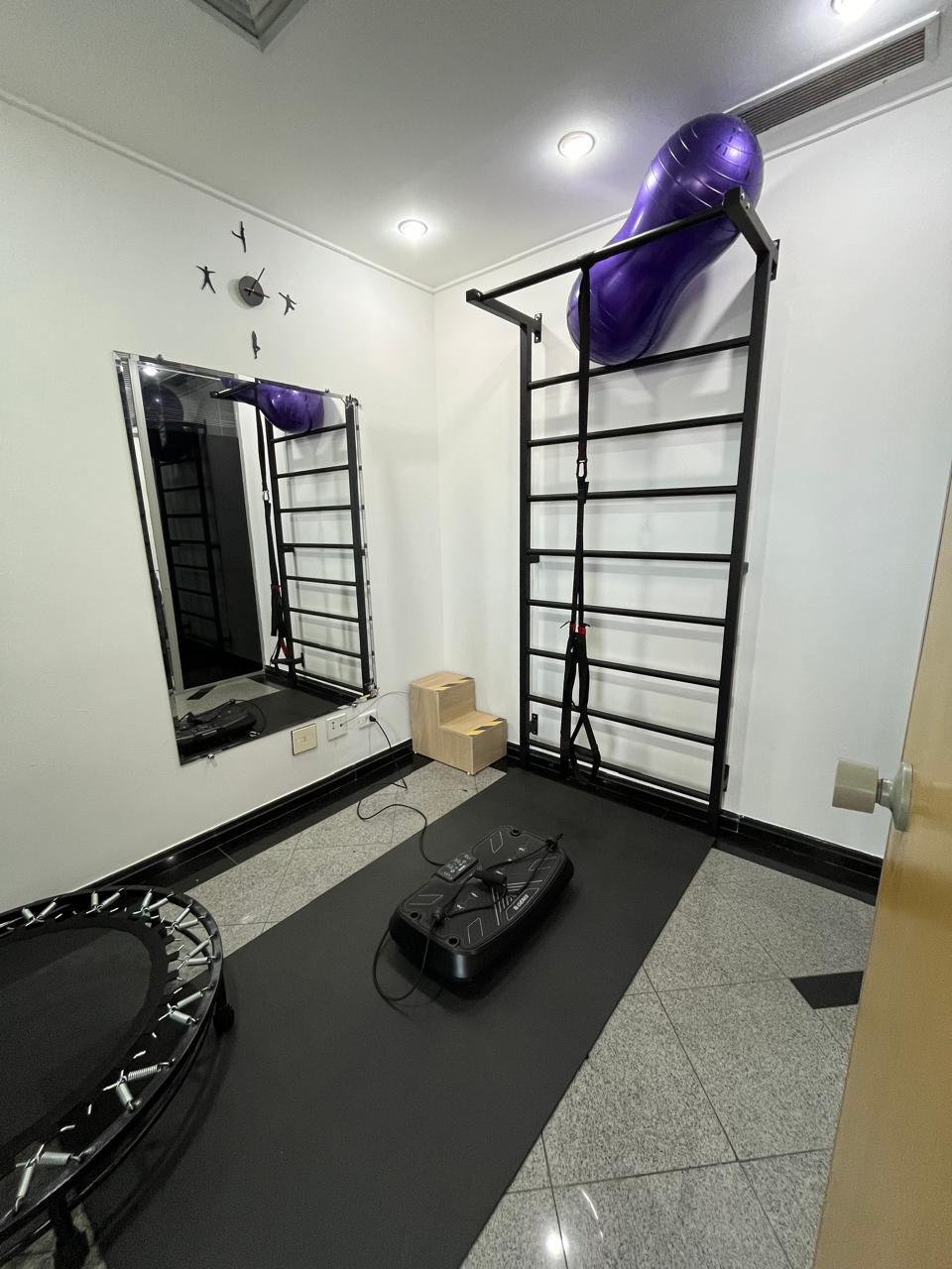 Espaço integrado de fisioterapia e Pilates da Clínica By Life em São Paulo